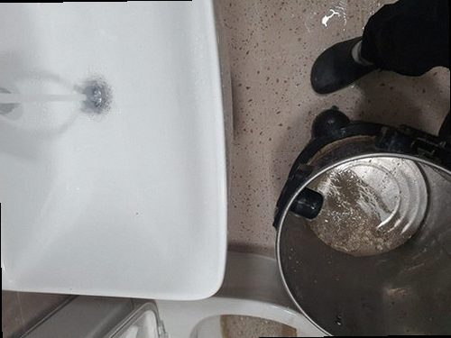 해운대구 반송2동 하수구막힘 배수 흐름과 외부 연결 배관을 점검하는 현장